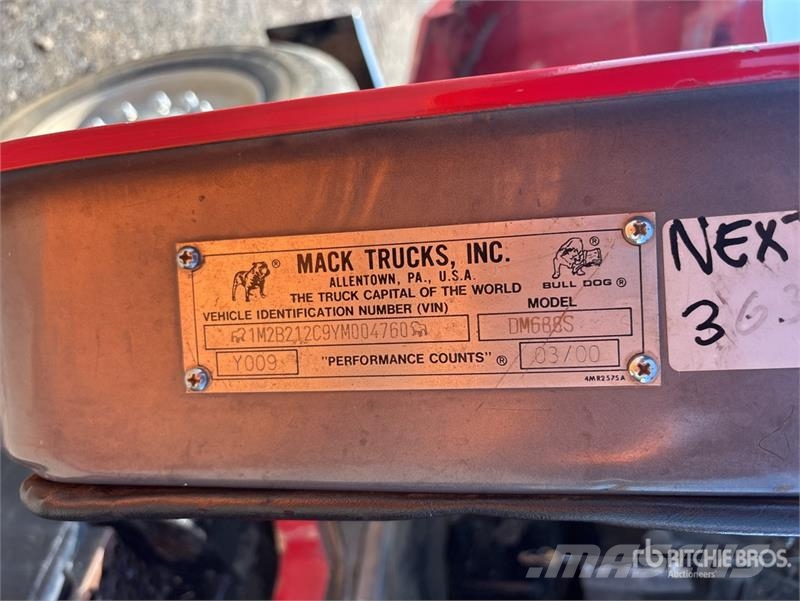 Mack DM690S Skip bin truck