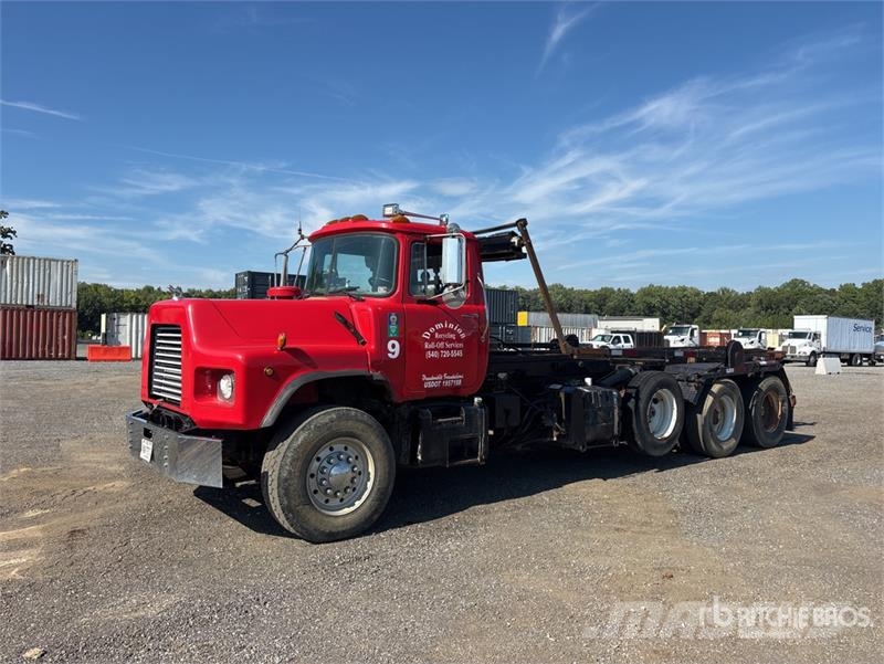 Mack DM690S Skip bin truck
