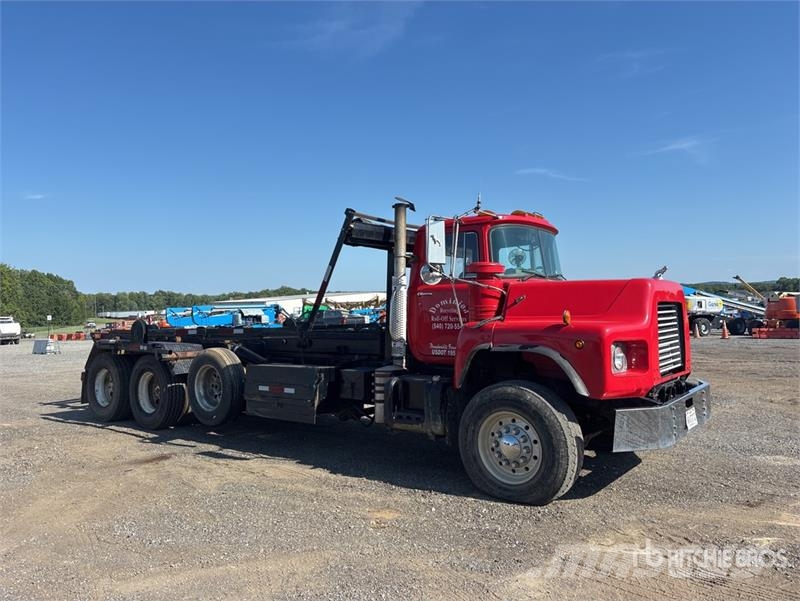 Mack DM690S Skip bin truck