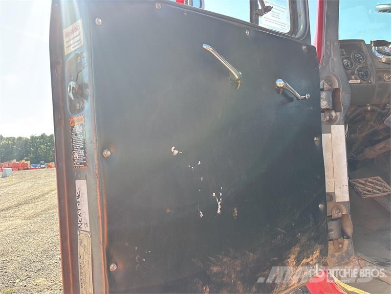 Mack DM690S Skip bin truck