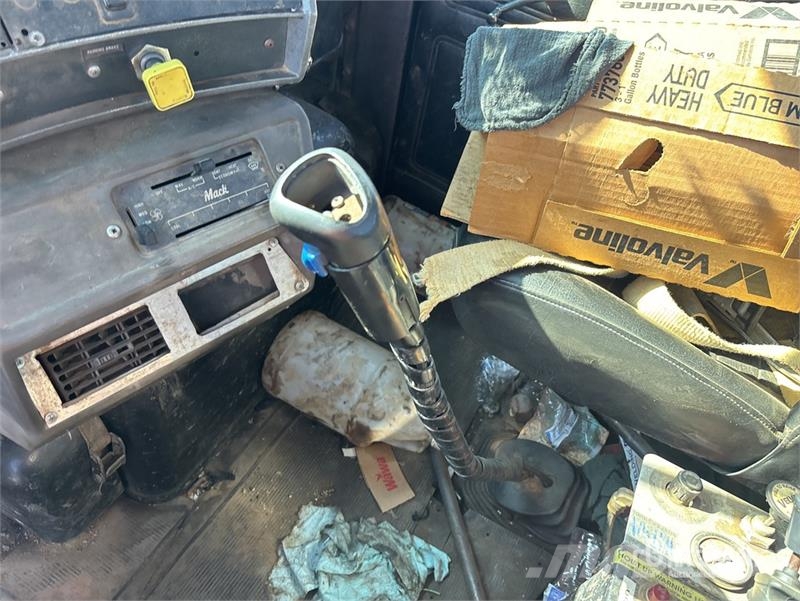 Mack DM690S Skip bin truck