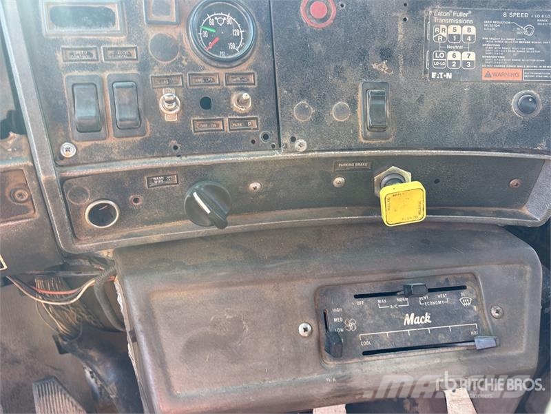 Mack DM690S Skip bin truck