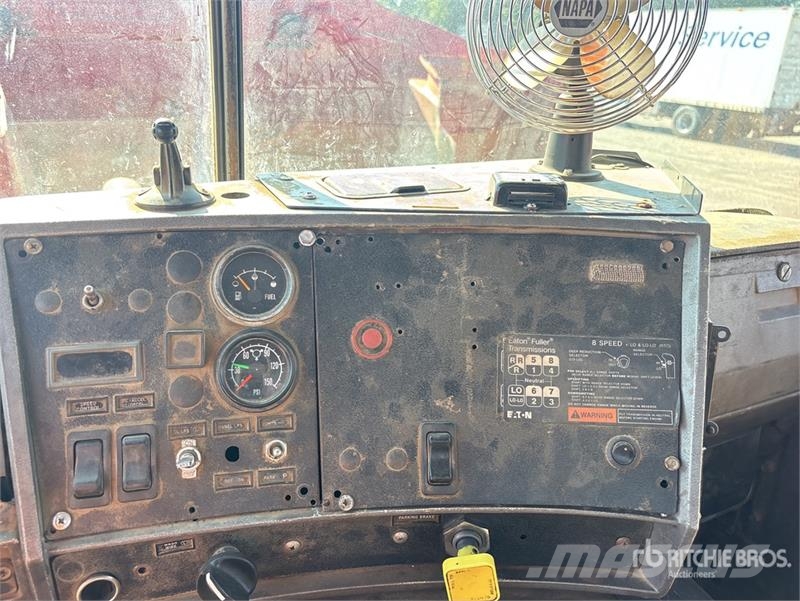 Mack DM690S Skip bin truck