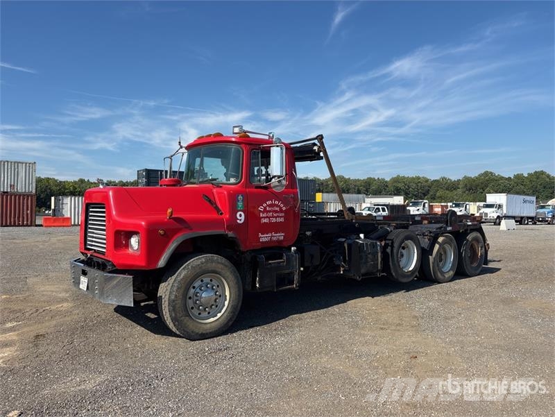 Mack DM690S Skip bin truck