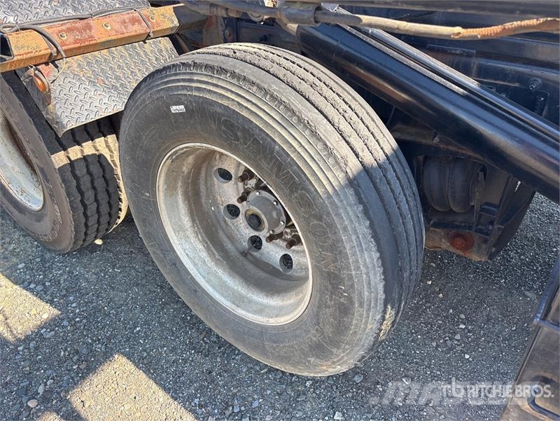 Mack DM690S Skip bin truck