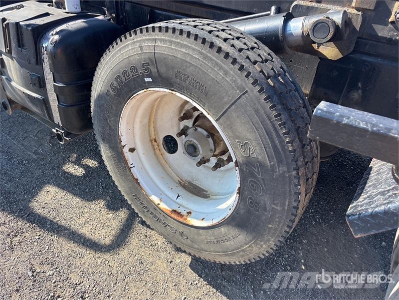 Mack DM690S Skip bin truck