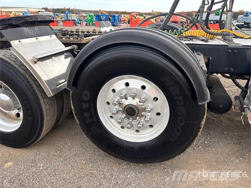 Mack GU713 Granite 8x4 Tri/A Day Cab Truck Tractor Dragbilar