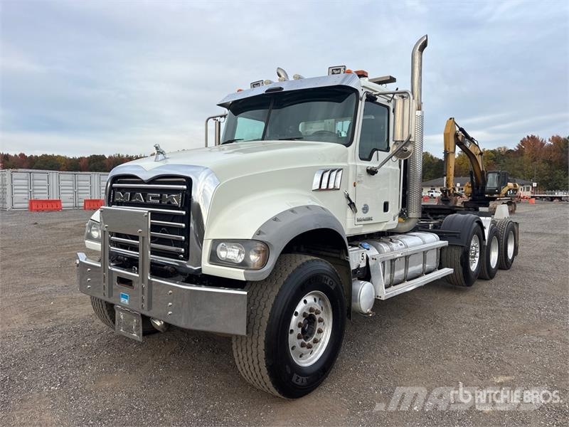 Mack GU713 Granite 8x4 Tri/A Day Cab Truck Tractor Dragbilar