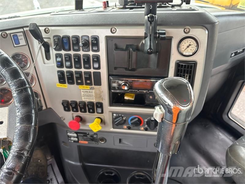 Mack GU713 Granite 8x4 Tri/A Day Cab Truck Tractor Dragbilar