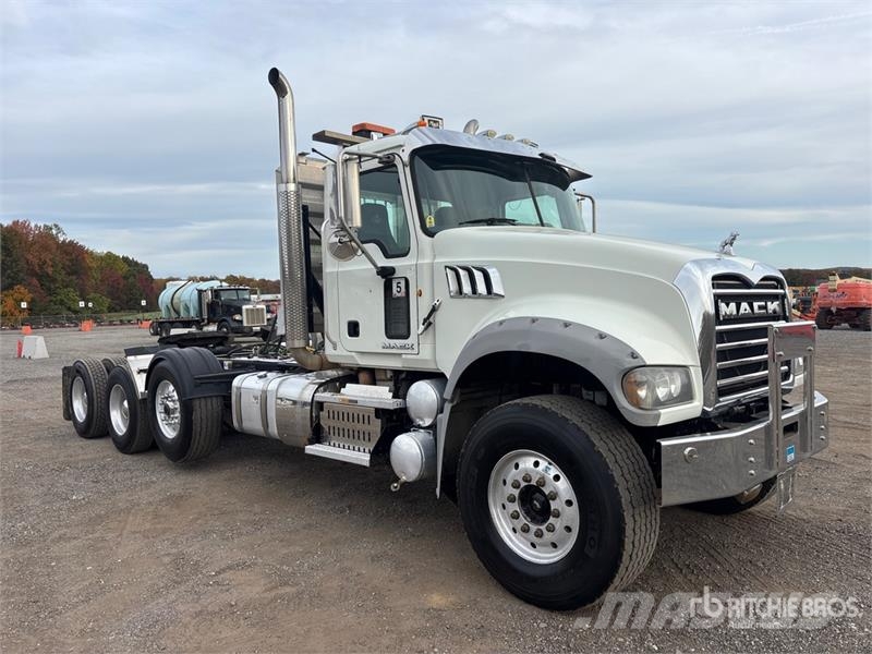 Mack GU713 Granite 8x4 Tri/A Day Cab Truck Tractor Dragbilar