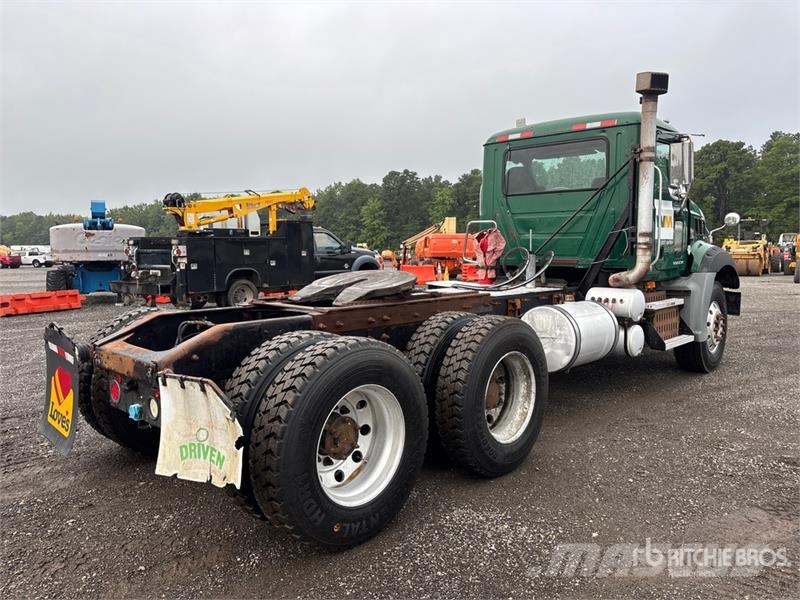 Mack GU813 Granite 6x4 T/A Day Cab Truck Tractor Autotractoare