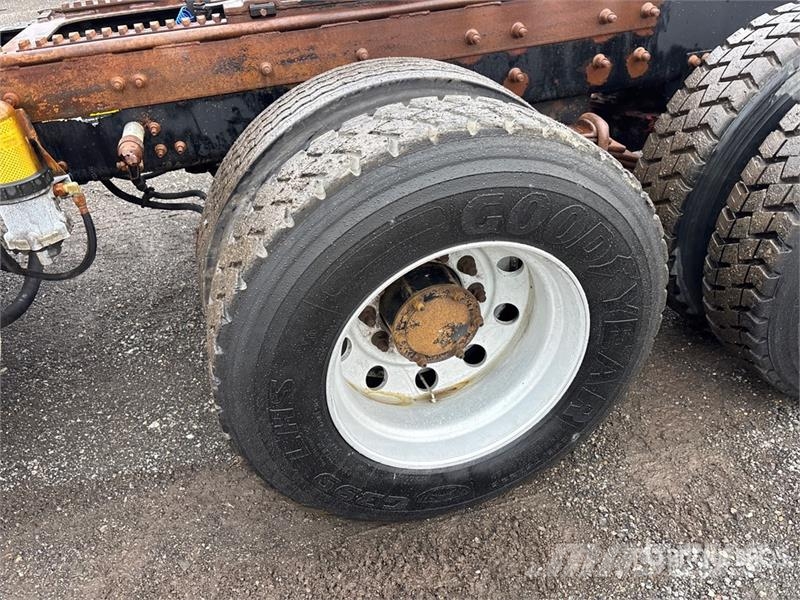 Mack GU813 Granite 6x4 T/A Day Cab Truck Tractor Autotractoare