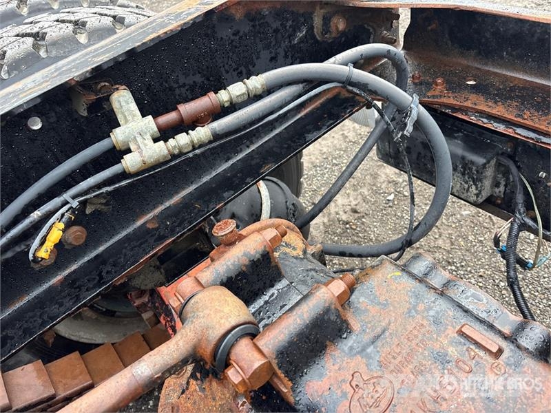 Mack GU813 Granite 6x4 T/A Day Cab Truck Tractor Autotractoare
