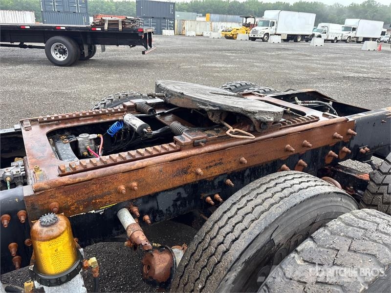Mack GU813 Granite 6x4 T/A Day Cab Truck Tractor Autotractoare