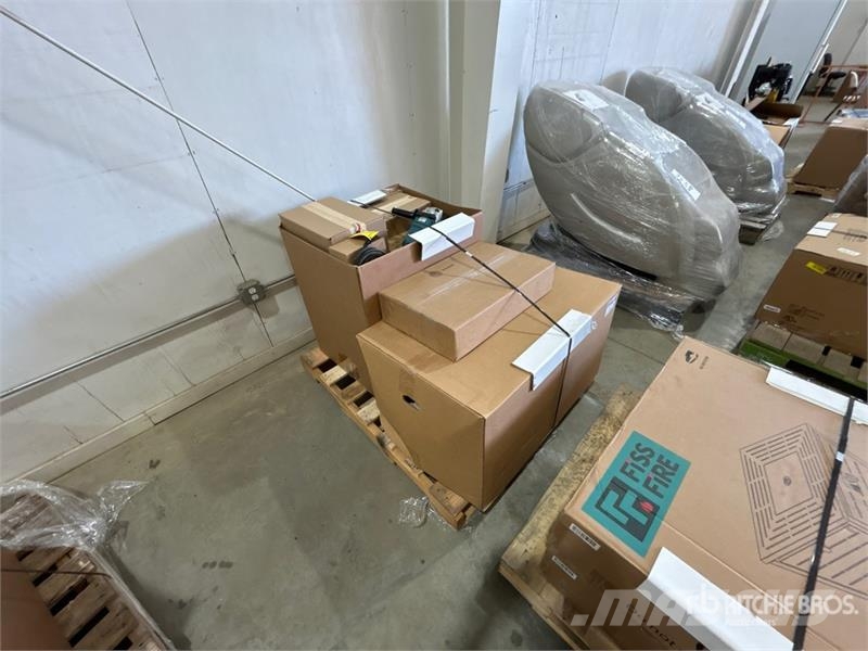 Makita (20) Air Nail Gun and (18) Volt Cordless Tool Set 其他组件