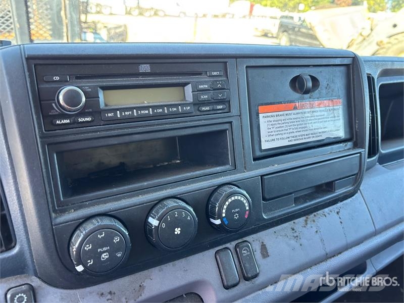 Mitsubishi FE160 貨箱式卡車