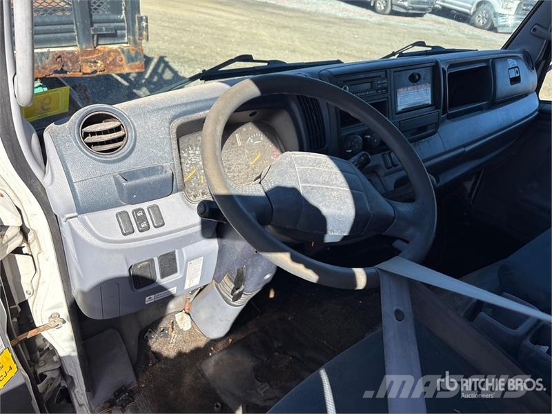 Mitsubishi FE160 貨箱式卡車