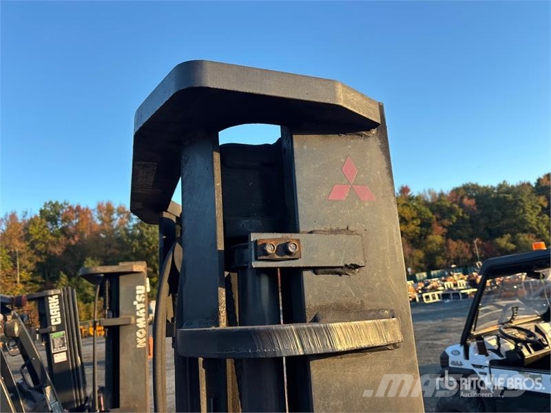 Mitsubishi FG25N 4950 lb Cushion Tire Forklift Empilhadeiras - outros