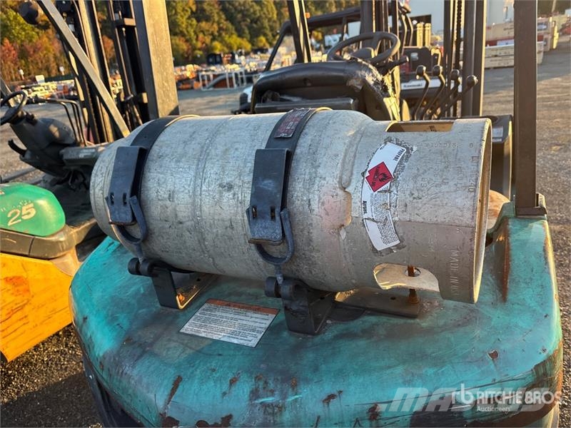 Mitsubishi FG25N 4950 lb Cushion Tire Forklift Empilhadeiras - outros
