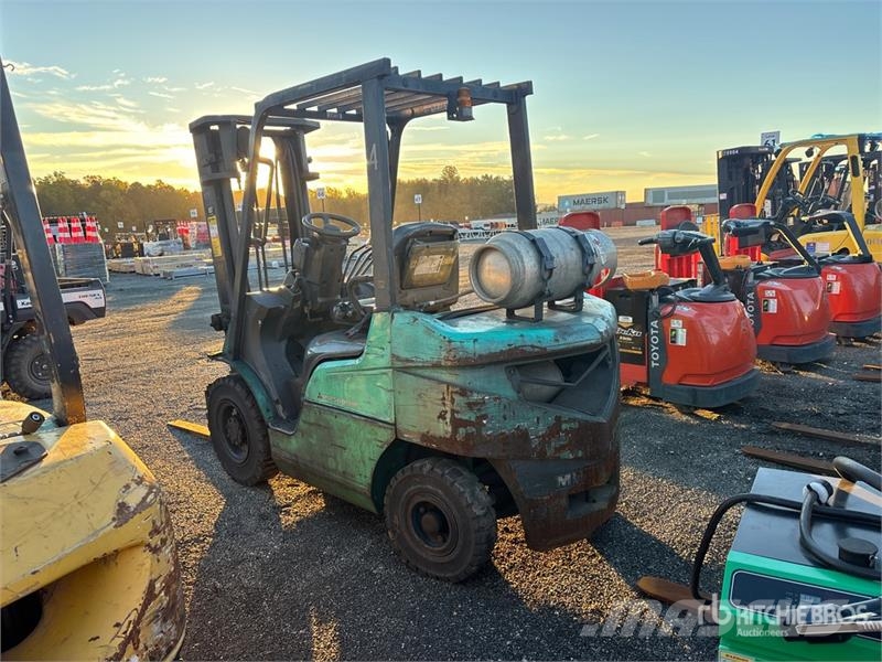 Mitsubishi FG25N 4950 lb Cushion Tire Forklift Empilhadeiras - outros