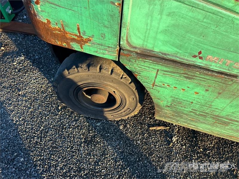 Mitsubishi FG25N 4950 lb Cushion Tire Forklift Empilhadeiras - outros