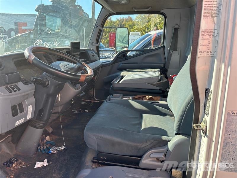 Mitsubishi Fuso 4x2 Cab and Chassis (Inoperable) 驾驶室与内部