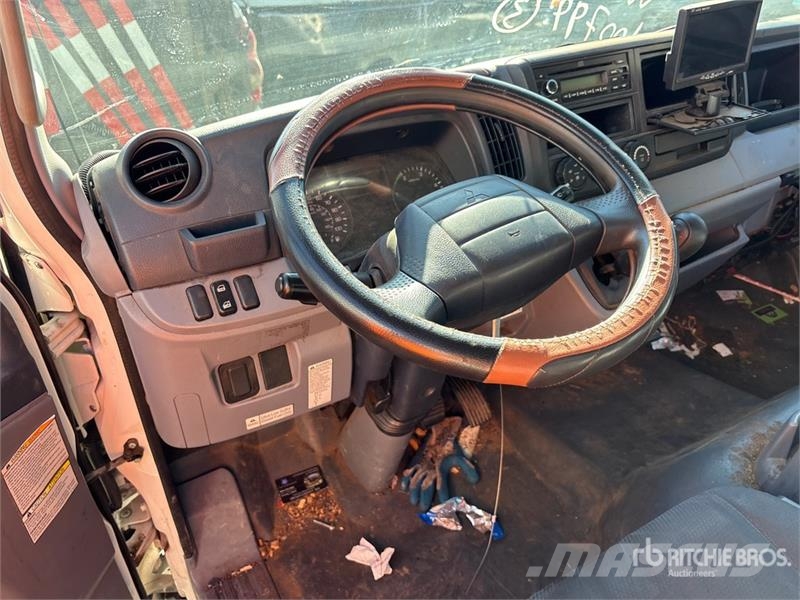 Mitsubishi Fuso 4x2 Cab and Chassis (Inoperable) 驾驶室与内部