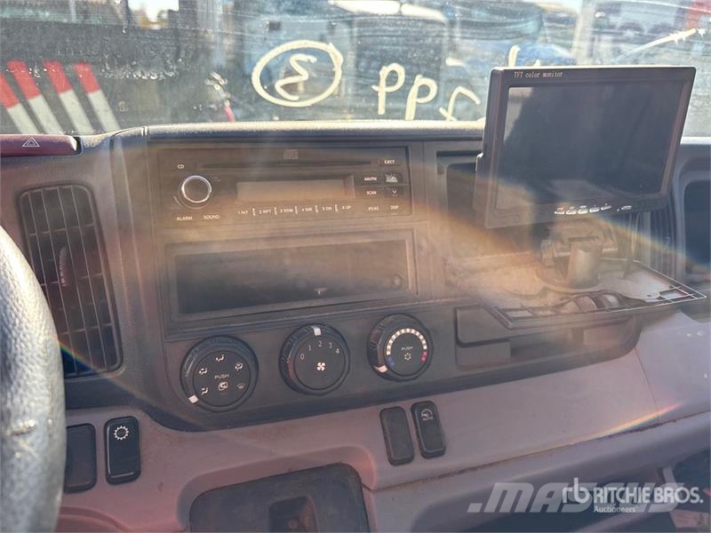 Mitsubishi Fuso 4x2 Cab and Chassis (Inoperable) 驾驶室与内部
