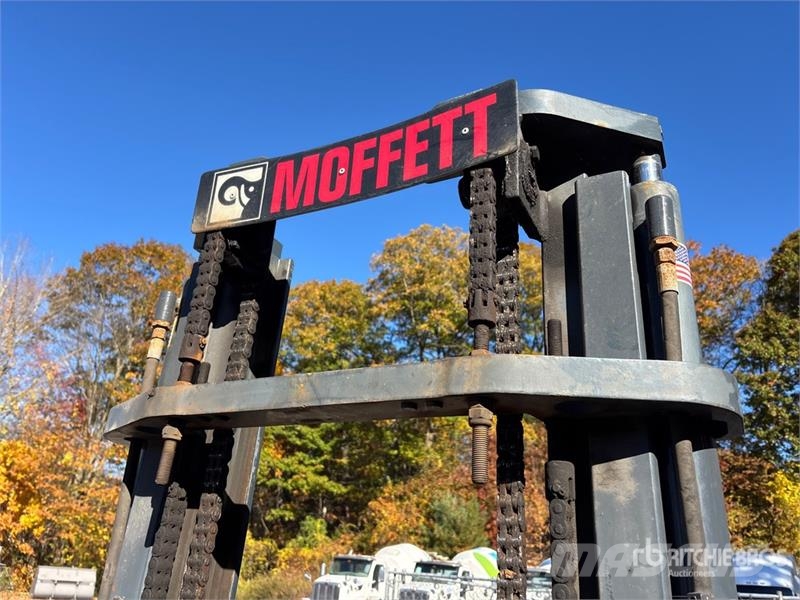  Moffet M5000 Kravas mašīnām piestiprināmie pacēlāji