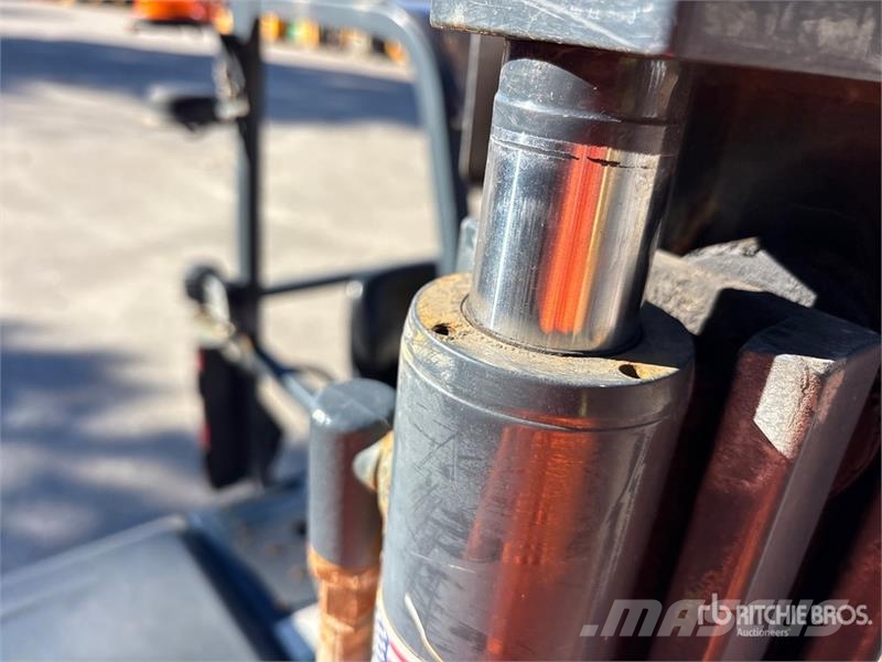  Moffet M5000 Kravas mašīnām piestiprināmie pacēlāji
