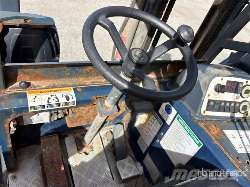 Moffett M5 50.4 NX 5000 lb 3x3 Truck Mounted Forklift Teherautóra szerelt targonca