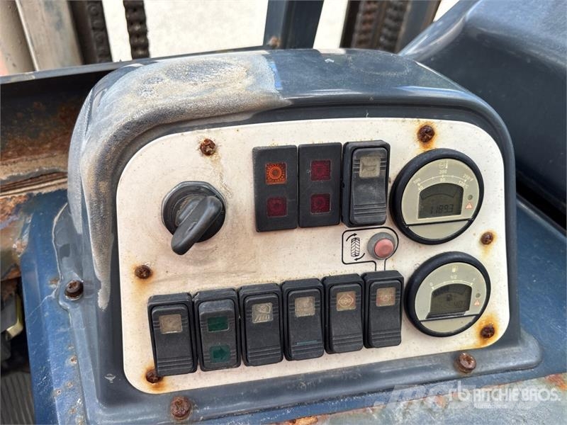 Moffett M5 50.4 NX 5000 lb 3x3 Truck Mounted Forklift Teherautóra szerelt targonca