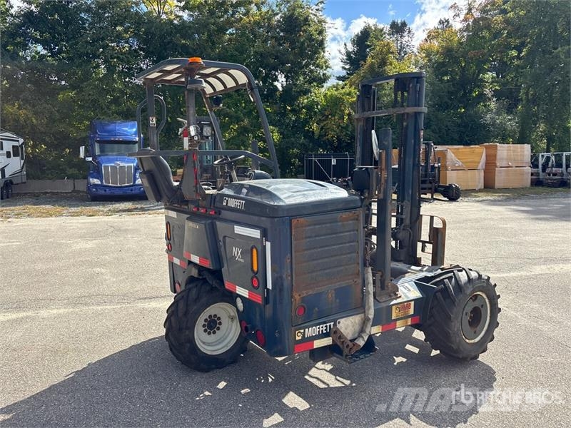 Moffett M5 50.4 NX 5000 lb 3x3 Truck Mounted Forklift Teherautóra szerelt targonca