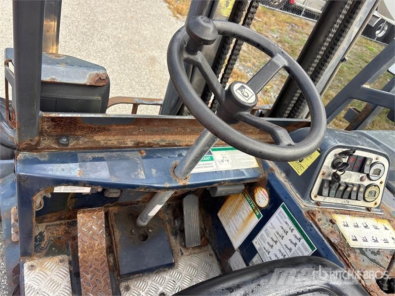 Moffett M5 50.4 T4 5000 lb 3x3 Truck Mounted Forklift Teherautóra szerelt targonca