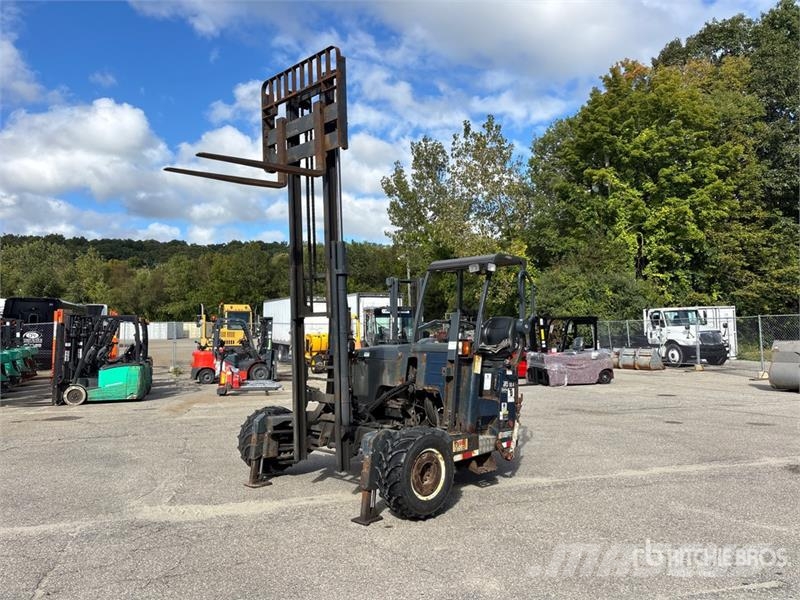 Moffett M5 50.4 T4 5000 lb 3x3 Truck Mounted Forklift Teherautóra szerelt targonca