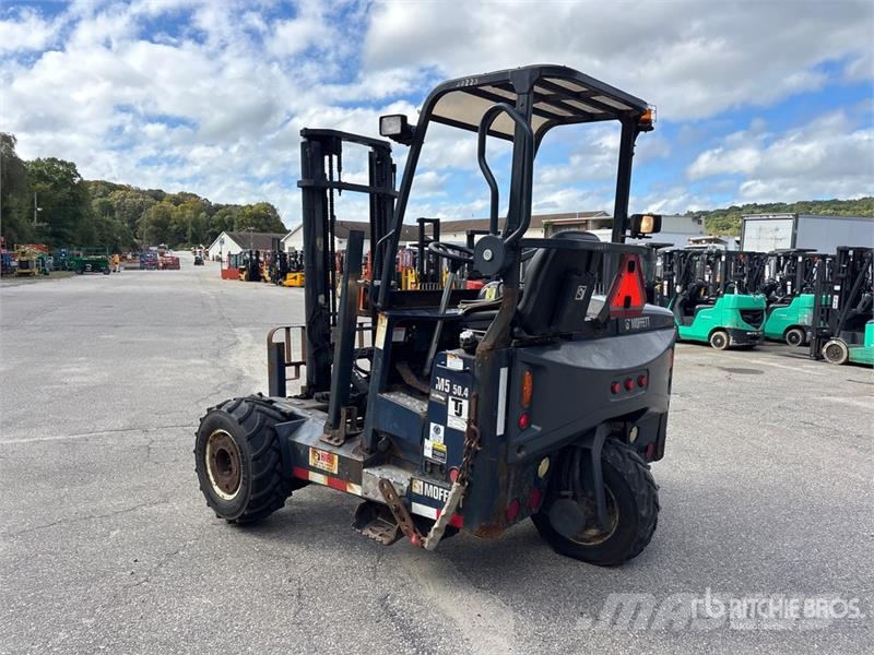 Moffett M5 50.4 T4 5000 lb 3x3 Truck Mounted Forklift Teherautóra szerelt targonca