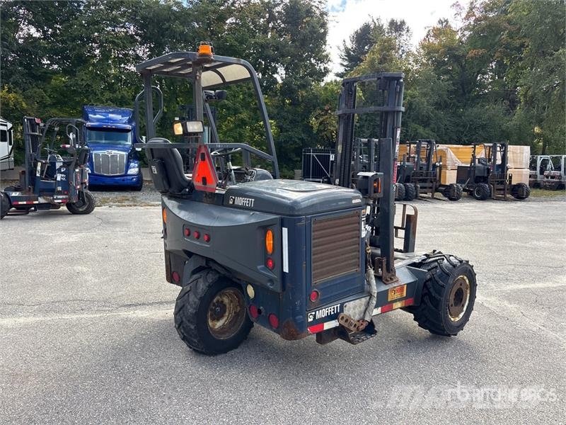 Moffett M5 50.4 T4 5000 lb 3x3 Truck Mounted Forklift Teherautóra szerelt targonca