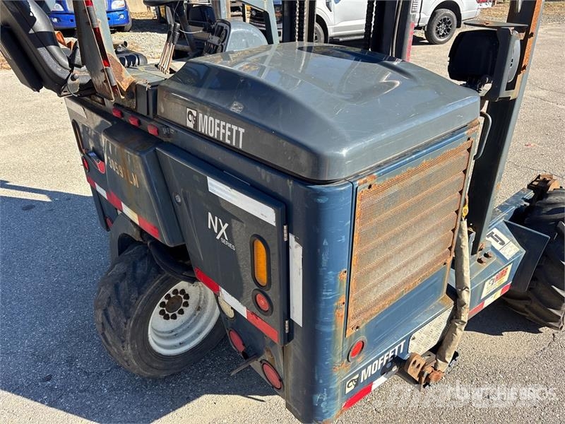 Moffett M5 50.4NX 5000 lb 3x3 Truck Mounted Forklift Stivuitoare montate pe camioane