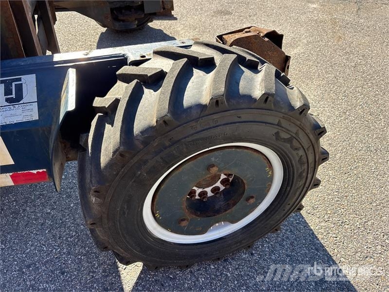 Moffett M5 50.4NX 5000 lb 3x3 Truck Mounted Forklift Stivuitoare montate pe camioane