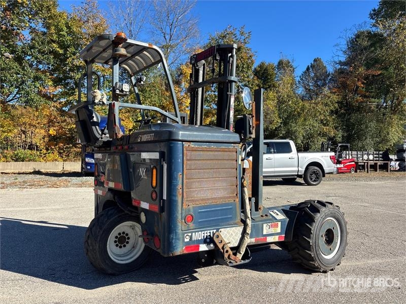 Moffett M5 50.4NX 5000 lb 3x3 Truck Mounted Forklift Stivuitoare montate pe camioane