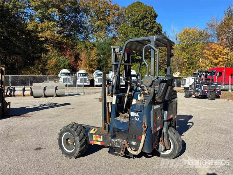 Moffett M5 50.4NX 5000 lb 3x3 Truck Mounted Forklift Stivuitoare montate pe camioane