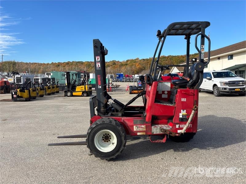 Moffett M8 50.3 5000 lb 3x3 Truck Mounted Forklift Stivuitoare montate pe camioane