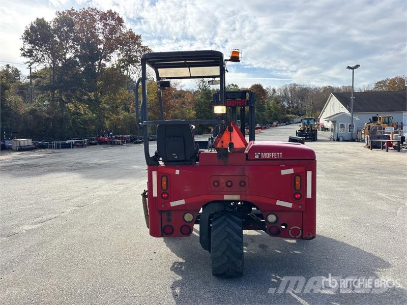 Moffett M8 50.3 5000 lb 3x3 Truck Mounted Forklift Stivuitoare montate pe camioane