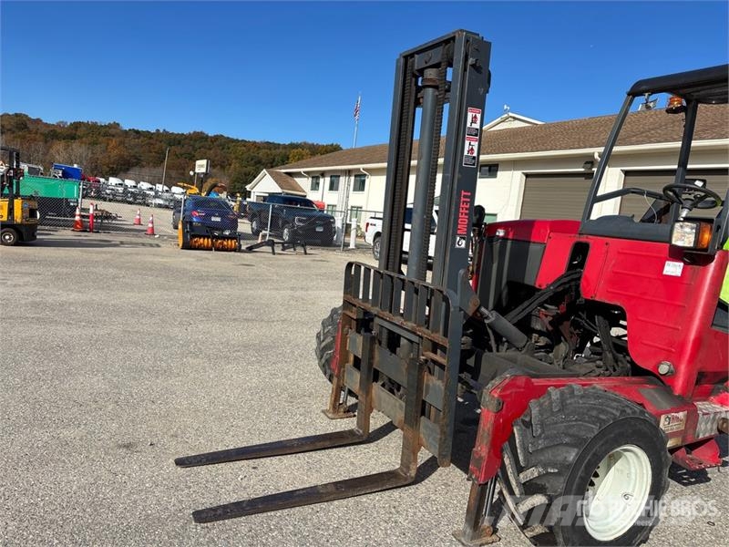 Moffett M8 50.3 5000 lb 3x3 Truck Mounted Forklift Stivuitoare montate pe camioane