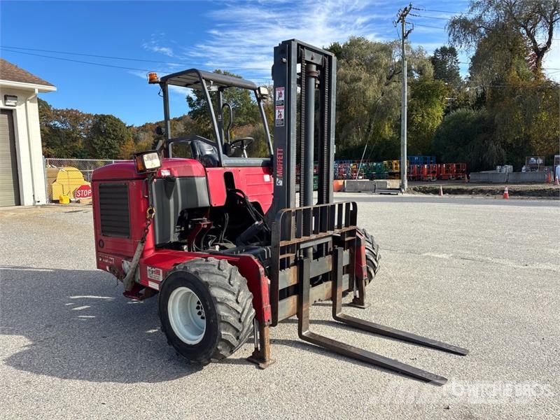 Moffett M8 50.3 5000 lb 3x3 Truck Mounted Forklift Stivuitoare montate pe camioane