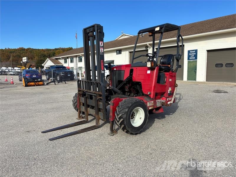 Moffett M8 50.3 5000 lb 3x3 Truck Mounted Forklift Stivuitoare montate pe camioane