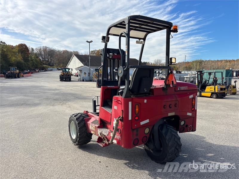 Moffett M8 50.3 5000 lb 3x3 Truck Mounted Forklift Stivuitoare montate pe camioane
