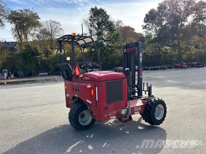 Moffett M8 50.3 5000 lb 3x3 Truck Mounted Forklift Stivuitoare montate pe camioane