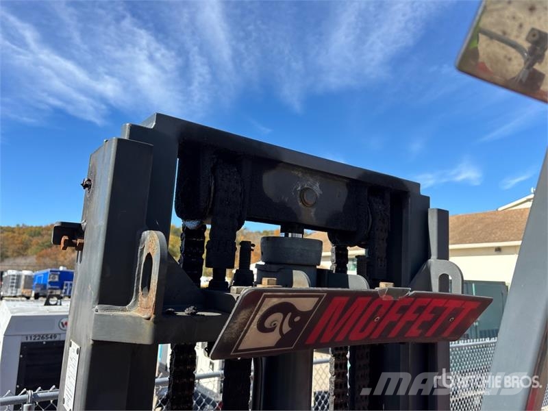 Moffett M8 50.3 5000 lb 3x3 Truck Mounted Forklift Meeneemheftrucks
