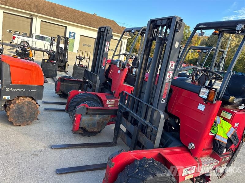 Moffett M8 50.3NX 5000 lb 3x3 Truck Mounted Forklift Stivuitoare montate pe camioane
